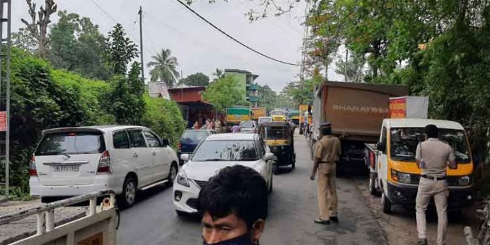 കോവിഡ് പരിശോധന ‘ഇപ്പം വേണ്ട’ ; ടിപ്പർ ലോറികൾക്ക് പിഴ ഈടാക്കാം – ഞങ്ങള് ഇങ്ങനെയൊക്കെയാണെന്ന് കോന്നി പോലീസ് കോവിഡ് പരിശോധന ‘ഇപ്പം വേണ്ട’ ; ടിപ്പർ ലോറികൾക്ക് പിഴ ഈടാക്കാം – ഞങ്ങള് ഇങ്ങനെയൊക്കെയാണെന്ന് കോന്നി പോലീസ്