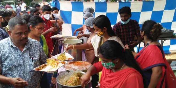 തെരഞ്ഞെടുപ്പ് ഉദ്യോഗസ്ഥര്ക്ക് ആശ്വാസമായി കുടുംബശ്രീ ഭക്ഷണശാല തെരഞ്ഞെടുപ്പ് ഉദ്യോഗസ്ഥര്ക്ക് ആശ്വാസമായി കുടുംബശ്രീ ഭക്ഷണശാല