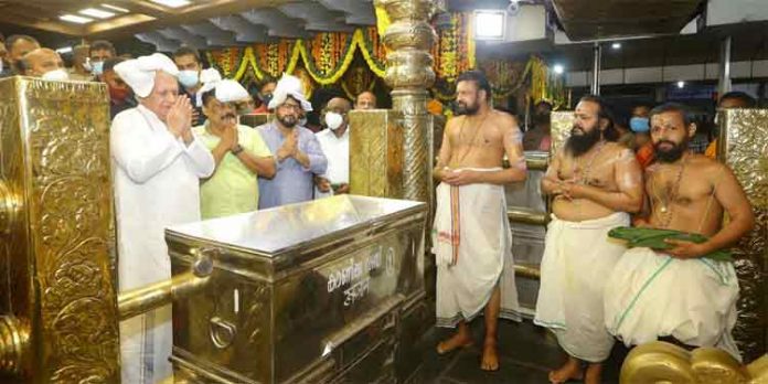 ഗവര്ണര് ആരിഫ് മുഹമ്മദ് ഖാന് ശബരിമലയില് ദര്ശനം നടത്തി ഗവര്ണര് ആരിഫ് മുഹമ്മദ് ഖാന് ശബരിമലയില് ദര്ശനം നടത്തി