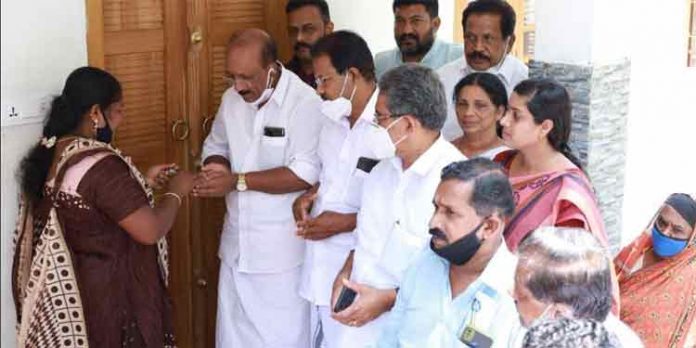 പ്രളയ ദുരിതാശ്വാസം ; ഡി.സി.സിയുടെ പത്താമത്തെ ഭവനത്തിന്റെ താക്കോല് കൈമാറി പ്രളയ ദുരിതാശ്വാസം ; ഡി.സി.സിയുടെ പത്താമത്തെ ഭവനത്തിന്റെ താക്കോല് കൈമാറി