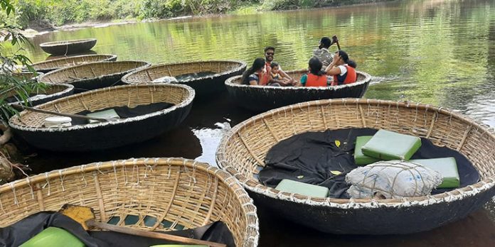 കോന്നി കല്ലാറിന്റെ ഓളപ്പരപ്പുകളിൽ പുതിയ 26 കുട്ടവഞ്ചികൾ ഒഴുകി തുടങ്ങി …… കോന്നി കല്ലാറിന്റെ ഓളപ്പരപ്പുകളിൽ പുതിയ 26 കുട്ടവഞ്ചികൾ ഒഴുകി തുടങ്ങി ……