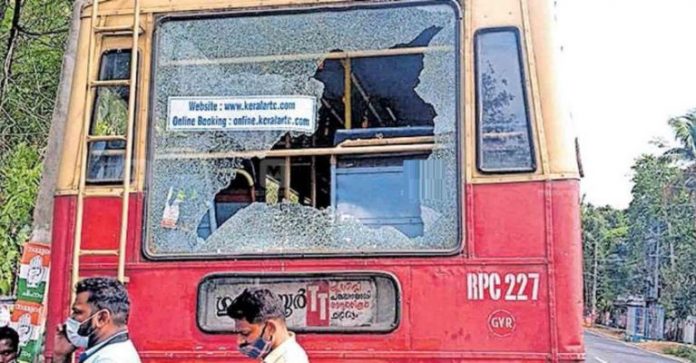 ആവശ്യപ്പെട്ട സ്ഥലത്ത് ബസ് നിർത്തിയില്ല ; ചില്ല് കല്ലെറിഞ്ഞു പൊട്ടിച്ച് യാത്രക്കാരൻ ഓടി രക്ഷപ്പെട്ടു ആവശ്യപ്പെട്ട സ്ഥലത്ത് ബസ് നിർത്തിയില്ല ; ചില്ല് കല്ലെറിഞ്ഞു പൊട്ടിച്ച് യാത്രക്കാരൻ ഓടി രക്ഷപ്പെട്ടു