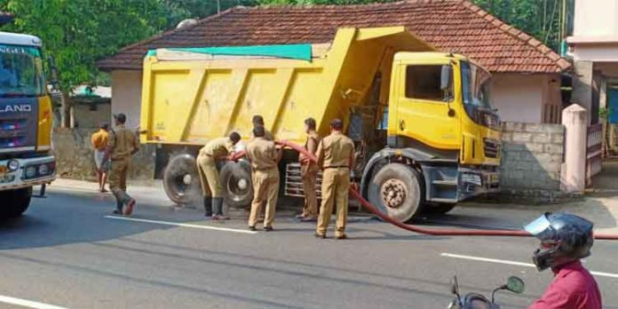 പത്തനംതിട്ടയില് ഓടിക്കൊണ്ടിരുന്ന ടിപ്പര് ലോറിക്ക് തീപിടിച്ചു പത്തനംതിട്ടയില് ഓടിക്കൊണ്ടിരുന്ന ടിപ്പര് ലോറിക്ക് തീപിടിച്ചു