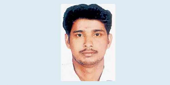 ഉറക്കത്തിനിടെ ലോറിയില് നിന്നു റോഡിലേക്കു തെറിച്ചു വീണ യുവാവിനു മേല് മറ്റൊരു ലോറി പാഞ്ഞുകയറി ദാരുണാന്ത്യം ഉറക്കത്തിനിടെ ലോറിയില് നിന്നു റോഡിലേക്കു തെറിച്ചു വീണ യുവാവിനു മേല് മറ്റൊരു ലോറി പാഞ്ഞുകയറി ദാരുണാന്ത്യം