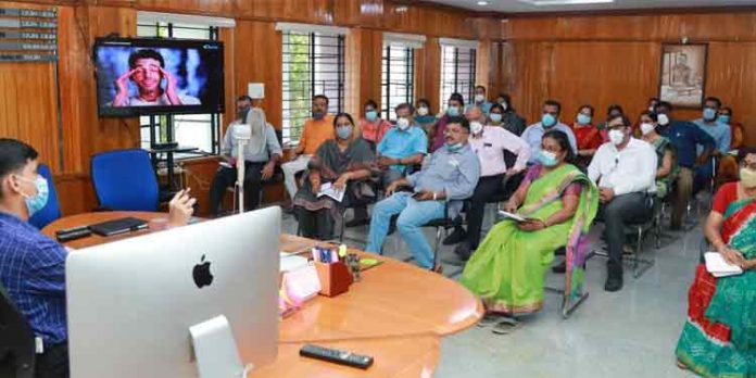 സ്വകാര്യ ആശുപത്രികളില് കോവിഡ് പരിശോധനയും വാക്സിനേഷനും വര്ധിപ്പിക്കണം : ജില്ലാ കളക്ടര് സ്വകാര്യ ആശുപത്രികളില് കോവിഡ് പരിശോധനയും വാക്സിനേഷനും വര്ധിപ്പിക്കണം : ജില്ലാ കളക്ടര്