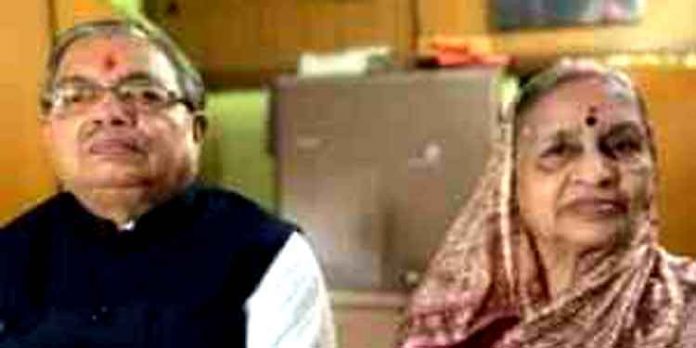മരണത്തിലും അവര് അകലം പാലിച്ചില്ല ; എംഎല്എ സുരേഷ് ശ്രീവാസ്തവയുടെ മരണത്തിനു പിന്നാലെ ഭാര്യയും മരിച്ചു മരണത്തിലും അവര് അകലം പാലിച്ചില്ല ; എംഎല്എ സുരേഷ് ശ്രീവാസ്തവയുടെ മരണത്തിനു പിന്നാലെ ഭാര്യയും മരിച്ചു