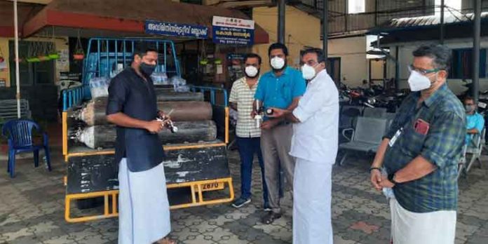 പത്തനംതിട്ട ജനറൽ ആശുപത്രിയിലേക്ക് ഓക്സിജൻ സിലിണ്ടറുകളും കുടിവെള്ളവുമായി ആന്റോ ആന്റണി എം.പി. പത്തനംതിട്ട ജനറൽ ആശുപത്രിയിലേക്ക് ഓക്സിജൻ സിലിണ്ടറുകളും കുടിവെള്ളവുമായി ആന്റോ ആന്റണി എം.പി.