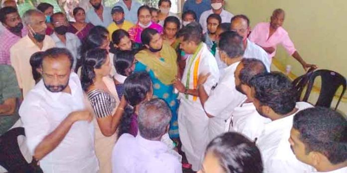 റോബിൻ പീറ്ററിനു വേണ്ടി കോന്നിയില് കളംനിറഞ്ഞ് അടൂർ പ്രകാശ് എം.പി റോബിൻ പീറ്ററിനു വേണ്ടി കോന്നിയില് കളംനിറഞ്ഞ് അടൂർ പ്രകാശ് എം.പി