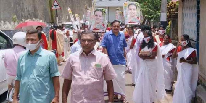ആറന്മുളയിൽ ചട്ടം ലഘിച്ച് എല്.ഡി.എഫിന്റെ തെരഞ്ഞെടുപ്പ് പ്രചാരണം ; യു.ഡി.എഫ് സ്ഥാനാര്ഥി അഡ്വ.കെ ശിവദാസൻ നായർ പരാതി നല്കി ആറന്മുളയിൽ ചട്ടം ലഘിച്ച് എല്.ഡി.എഫിന്റെ തെരഞ്ഞെടുപ്പ് പ്രചാരണം ; യു.ഡി.എഫ് സ്ഥാനാര്ഥി അഡ്വ.കെ ശിവദാസൻ നായർ പരാതി നല്കി