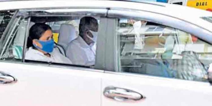 മടക്കയാത്ര കോവിഡ് പോസിറ്റീവായ ഭാര്യക്കൊപ്പം ; മുഖ്യമന്ത്രിയുടെ മടക്കവും വിവാദത്തില് – ന്യായീകരിക്കുവാന് പാടുപെട്ട് ആരോഗ്യമന്ത്രി മടക്കയാത്ര കോവിഡ് പോസിറ്റീവായ ഭാര്യക്കൊപ്പം ; മുഖ്യമന്ത്രിയുടെ മടക്കവും വിവാദത്തില് – ന്യായീകരിക്കുവാന് പാടുപെട്ട് ആരോഗ്യമന്ത്രി