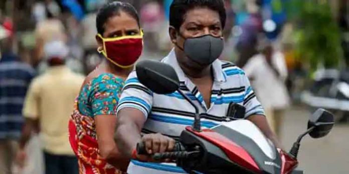 ഇരട്ട മാസ്ക് ധരിക്കണം : ഇരുചക്രവാഹനങ്ങളില് കുടുംബാംഗങ്ങളാണെങ്കില് മാത്രം രണ്ടുപേര്ക്ക് യാത്ര ഇരട്ട മാസ്ക് ധരിക്കണം : ഇരുചക്രവാഹനങ്ങളില് കുടുംബാംഗങ്ങളാണെങ്കില് മാത്രം രണ്ടുപേര്ക്ക് യാത്ര