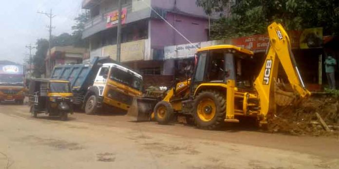 പാറയുമായെത്തിയ ടോറസ് ടിപ്പര് ചെളിയില് താണു പാറയുമായെത്തിയ ടോറസ് ടിപ്പര് ചെളിയില് താണു