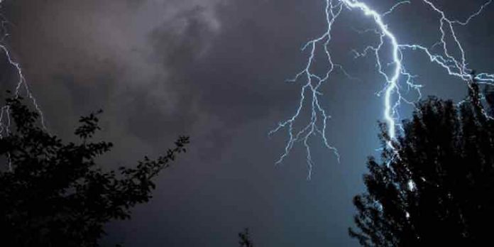ശക്തമായ കാറ്റിനും മിന്നലോട് കൂടിയ മഴയ്ക്കും സാധ്യത ; കാലാവസ്ഥ വകുപ്പിന്റെ മുന്നറിയിപ്പ് ശക്തമായ കാറ്റിനും മിന്നലോട് കൂടിയ മഴയ്ക്കും സാധ്യത ; കാലാവസ്ഥ വകുപ്പിന്റെ മുന്നറിയിപ്പ്