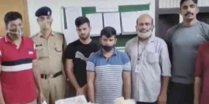 കോഴിക്കോട് ട്രെയിനില് കടത്താന് ശ്രമിച്ച 13.5 കോടി രൂപയുടെ സ്വര്ണം പിടിച്ചെടുത്തു കോഴിക്കോട് ട്രെയിനില് കടത്താന് ശ്രമിച്ച 13.5 കോടി രൂപയുടെ സ്വര്ണം പിടിച്ചെടുത്തു