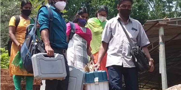 പത്തനംതിട്ട ജില്ലയിലെ 10,54,100 വോട്ടര്മാര് നാളെ (6)ബൂത്തിലേക്ക് ; 14,586 കന്നി വോട്ടര്മാര് ; വോട്ടിംഗ് രാവിലെ 07 മുതല് വൈകിട്ട് 07 വരെ പത്തനംതിട്ട ജില്ലയിലെ 10,54,100 വോട്ടര്മാര് നാളെ (6)ബൂത്തിലേക്ക് ; 14,586 കന്നി വോട്ടര്മാര് ; വോട്ടിംഗ് രാവിലെ 07 മുതല് വൈകിട്ട് 07 വരെ