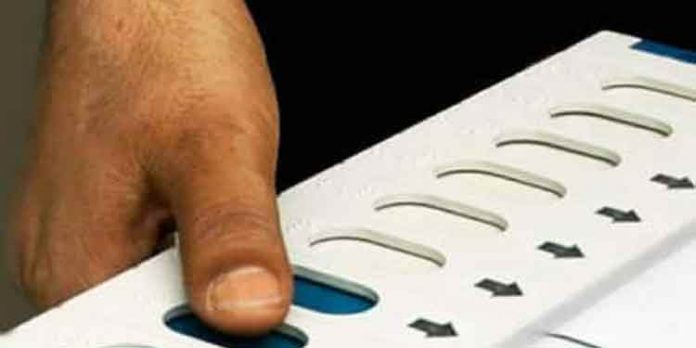 തിരഞ്ഞെടുപ്പില് വോട്ടര്മാര് കോവിഡ് മാനദണ്ഡങ്ങള് കര്ശനമായി പാലിക്കണം തിരഞ്ഞെടുപ്പില് വോട്ടര്മാര് കോവിഡ് മാനദണ്ഡങ്ങള് കര്ശനമായി പാലിക്കണം