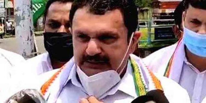 നേമത്ത് ജാതി പറഞ്ഞ് വോട്ട് പിടിക്കുന്ന നിലയിലേക്ക് സി.പി.എം തരം താഴ്ന്നിരിക്കുകയാണ് : കെ. മുരളീധരന് നേമത്ത് ജാതി പറഞ്ഞ് വോട്ട് പിടിക്കുന്ന നിലയിലേക്ക് സി.പി.എം തരം താഴ്ന്നിരിക്കുകയാണ് : കെ. മുരളീധരന്