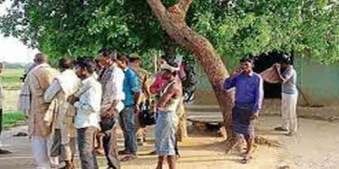 ഉത്തര്പ്രദേശിലെ മിക്ക ഗ്രാമങ്ങളിലുള്ളവരും ഈ കൊവിഡ് കാലത്ത് ആശുപത്രികളില് പോകുന്നില്ല ; കാരണം ഇതാണ് ഉത്തര്പ്രദേശിലെ മിക്ക ഗ്രാമങ്ങളിലുള്ളവരും ഈ കൊവിഡ് കാലത്ത് ആശുപത്രികളില് പോകുന്നില്ല ; കാരണം ഇതാണ്