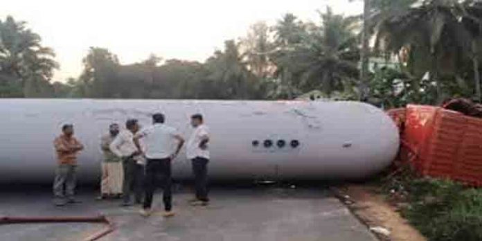 കണ്ണൂര് ചാലയില് പാചകവാതകവുമായി എത്തിയ ടാങ്കര് ലോറി മറിഞ്ഞു ; വാതകം ചോരുന്നു കണ്ണൂര് ചാലയില് പാചകവാതകവുമായി എത്തിയ ടാങ്കര് ലോറി മറിഞ്ഞു ; വാതകം ചോരുന്നു