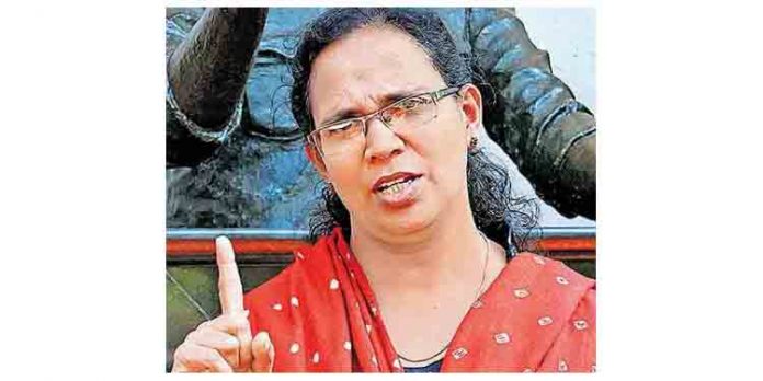സ്പീക്കറുടെ കസേര മറിച്ചിട്ട് ചവിട്ടി തെറിപ്പിച്ചത് സത്യപ്രതിജ്ഞാ ചട്ടത്തില് ഉള്പ്പെട്ടതായിരുന്നോ ? : കെ.കെ രമ സ്പീക്കറുടെ കസേര മറിച്ചിട്ട് ചവിട്ടി തെറിപ്പിച്ചത് സത്യപ്രതിജ്ഞാ ചട്ടത്തില് ഉള്പ്പെട്ടതായിരുന്നോ ? : കെ.കെ രമ