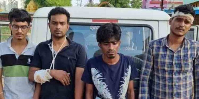 യുവതിയെ ക്രൂരമായി മര്ദ്ദിച്ച ശേഷം കൂട്ടമാനഭംഗത്തിനിരയാക്കി ; രണ്ട് സ്ത്രീകളടക്കം ആറ് പേർ അറസ്റ്റിൽ യുവതിയെ ക്രൂരമായി മര്ദ്ദിച്ച ശേഷം കൂട്ടമാനഭംഗത്തിനിരയാക്കി ; രണ്ട് സ്ത്രീകളടക്കം ആറ് പേർ അറസ്റ്റിൽ
