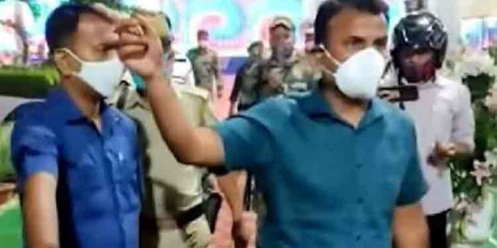 വിവാഹവേദിയിലെത്തി ആള്ക്കാരെ വിരട്ടി വിവാഹം തടഞ്ഞ ത്രിപുര കളക്ടര് സ്ഥാനമൊഴിഞ്ഞു വിവാഹവേദിയിലെത്തി ആള്ക്കാരെ വിരട്ടി വിവാഹം തടഞ്ഞ ത്രിപുര കളക്ടര് സ്ഥാനമൊഴിഞ്ഞു