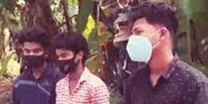 യുവാവിനെ വെട്ടിക്കൊലപ്പെടുത്തി വഴിയരികില് ഉപേക്ഷിച്ചു ; നാല് പേരെ പോലീസ് അറസ്റ്റ് ചെയ്തു യുവാവിനെ വെട്ടിക്കൊലപ്പെടുത്തി വഴിയരികില് ഉപേക്ഷിച്ചു ; നാല് പേരെ പോലീസ് അറസ്റ്റ് ചെയ്തു