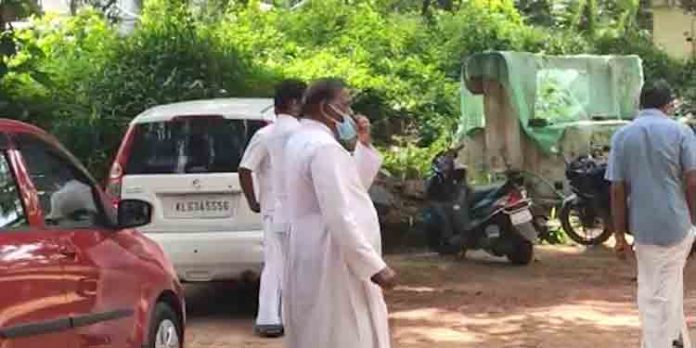 കോവിഡ് നിയന്ത്രണങ്ങള് കാറ്റില് പറത്തി ആദ്യകുര്ബാന നടത്തി ; പള്ളി വികാരി അറസ്റ്റില് കോവിഡ് നിയന്ത്രണങ്ങള് കാറ്റില് പറത്തി ആദ്യകുര്ബാന നടത്തി ; പള്ളി വികാരി അറസ്റ്റില്