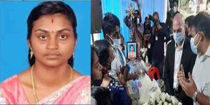 ഇസ്രായേലില് കൊല്ലപ്പെട്ട സൗമ്യയുടെ കുടുംബത്തിന് നോര്ക നാലു ലക്ഷം രൂപ കൈമാറി ഇസ്രായേലില് കൊല്ലപ്പെട്ട സൗമ്യയുടെ കുടുംബത്തിന് നോര്ക നാലു ലക്ഷം രൂപ കൈമാറി