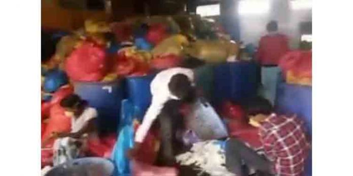 കോവിഡ് രോഗിയുടെ മൃതദേഹം മാലിന്യവണ്ടിയിലേക്ക് വലിച്ചെറിഞ്ഞ് പോലീസുകാര് കോവിഡ് രോഗിയുടെ മൃതദേഹം മാലിന്യവണ്ടിയിലേക്ക് വലിച്ചെറിഞ്ഞ് പോലീസുകാര്