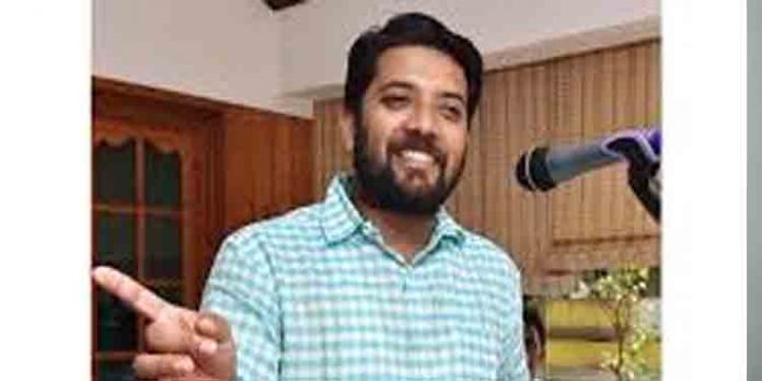 ഇനിയും വേട്ടയാടി മതിയായില്ലെങ്കില് കുഞ്ഞുങ്ങളെയുമായി കവലയില് വന്ന് നില്ക്കാം… ഒറ്റ വെട്ടിന് ഞങ്ങളെ കൊന്നോളൂ ; മാധ്യമ പ്രവര്ത്തക വിനീത വേണുവിനും കുടുംബത്തിനും പിന്തുണയുമായി ഷാഫി പറമ്പില് ഇനിയും വേട്ടയാടി മതിയായില്ലെങ്കില് കുഞ്ഞുങ്ങളെയുമായി കവലയില് വന്ന് നില്ക്കാം… ഒറ്റ വെട്ടിന് ഞങ്ങളെ കൊന്നോളൂ ; മാധ്യമ പ്രവര്ത്തക വിനീത വേണുവിനും കുടുംബത്തിനും പിന്തുണയുമായി ഷാഫി പറമ്പില്