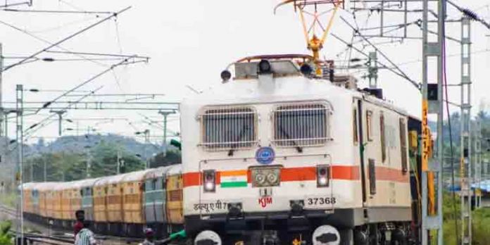 യാത്രക്കാരുടെ കുറവു മൂലം ട്രെയിനുകള് റദ്ദാക്കി യാത്രക്കാരുടെ കുറവു മൂലം ട്രെയിനുകള് റദ്ദാക്കി