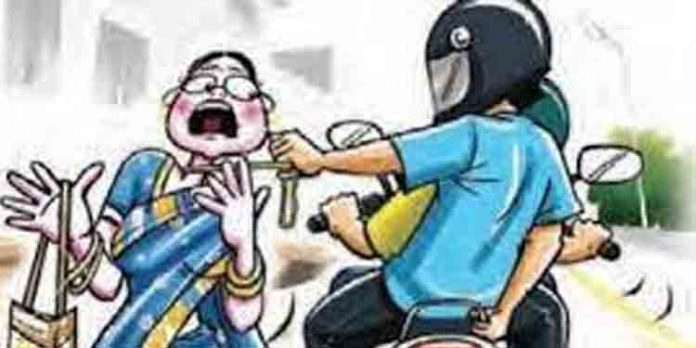 വഴിചോദിക്കാനെന്ന വ്യാജേന ബൈക്ക് നിര്ത്തി വീട്ടമ്മയുടെ മാല കവര്ന്നു വഴിചോദിക്കാനെന്ന വ്യാജേന ബൈക്ക് നിര്ത്തി വീട്ടമ്മയുടെ മാല കവര്ന്നു