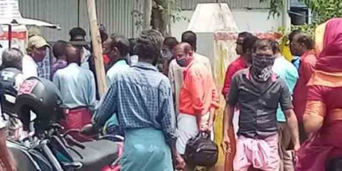 തിക്കും തിരക്കും ; കള്ള് ഷാപ്പ് അടപ്പിച്ചു തിക്കും തിരക്കും ; കള്ള് ഷാപ്പ് അടപ്പിച്ചു