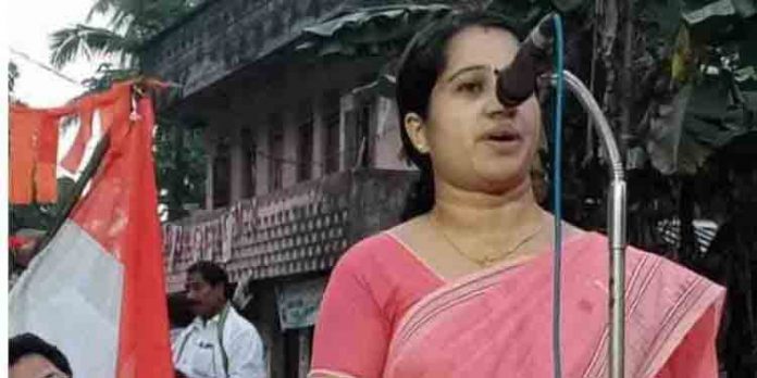 അരുവിക്കരയില് യുഡിഎഫ് മഹിള മുന്നണി സംസ്ഥാന കണ്വീനറുടെ വീട്ടിലേക്ക് ബോംബെറിഞ്ഞു അരുവിക്കരയില് യുഡിഎഫ് മഹിള മുന്നണി സംസ്ഥാന കണ്വീനറുടെ വീട്ടിലേക്ക് ബോംബെറിഞ്ഞു