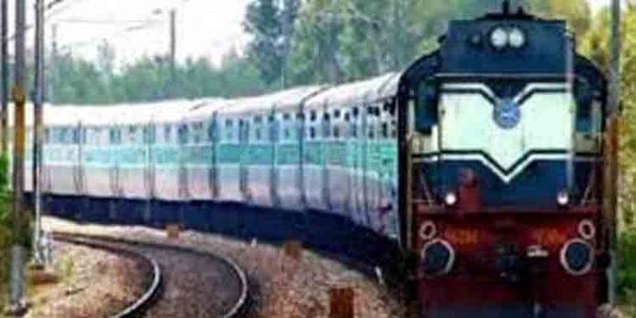 കോവിഡ് വ്യാപനം രൂക്ഷം : ട്രെയിന് സര്വിസുകളിലും നിയന്ത്രണങ്ങള്ക്ക് ആലോചന കോവിഡ് വ്യാപനം രൂക്ഷം : ട്രെയിന് സര്വിസുകളിലും നിയന്ത്രണങ്ങള്ക്ക് ആലോചന