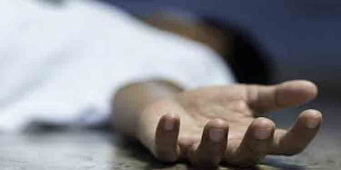 വീട്ടിലെ ഇരുമ്പ് തൂണില് നിന്നും ഷോക്കേറ്റ് യുവാവ് മരിച്ചു വീട്ടിലെ ഇരുമ്പ് തൂണില് നിന്നും ഷോക്കേറ്റ് യുവാവ് മരിച്ചു