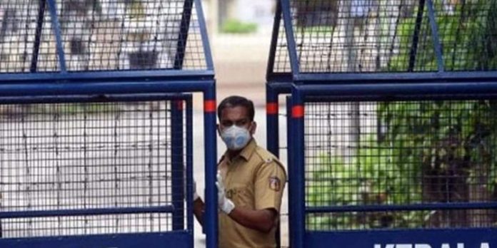 നാല് ജില്ലകളിൽ ഇന്ന് അർദ്ധരാത്രി മുതൽ ട്രിപ്പിൾ ലോക്ക്ഡൗൺ ; അതിർത്തികള് പൂര്ണ്ണമായി അടയ്ക്കും നാല് ജില്ലകളിൽ ഇന്ന് അർദ്ധരാത്രി മുതൽ ട്രിപ്പിൾ ലോക്ക്ഡൗൺ ; അതിർത്തികള് പൂര്ണ്ണമായി അടയ്ക്കും