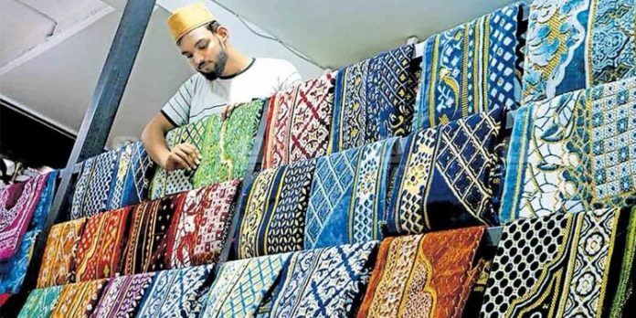 നിയന്ത്രണങ്ങൾ കർശനം : സജീവമായി മുസല്ല വിപണി – 30 മുതൽ 1,200 രൂപ വരെ നിയന്ത്രണങ്ങൾ കർശനം : സജീവമായി മുസല്ല വിപണി – 30 മുതൽ 1,200 രൂപ വരെ