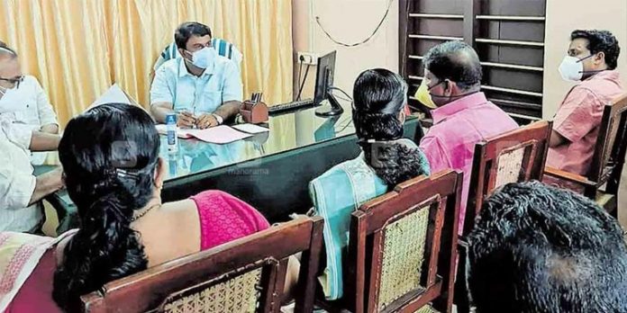 അച്ഛന്റെ കസേരയിലിരുന്ന് യോഗം നിയന്ത്രിച്ചു ; വികാരനിർഭരനായി സുജിത്ത് വിജയൻ പിള്ള അച്ഛന്റെ കസേരയിലിരുന്ന് യോഗം നിയന്ത്രിച്ചു ; വികാരനിർഭരനായി സുജിത്ത് വിജയൻ പിള്ള