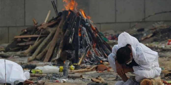 24 മണിക്കൂറിൽ രണ്ട് മക്കളെ നഷ്ടമായ പിതാവ് ; നോയിഡയിലെ ജലാൽപൂർ ഗ്രാമത്തിൽ നിന്ന് അതർ സിംഗിന്റെ തേങ്ങലുകള് ….. 24 മണിക്കൂറിൽ രണ്ട് മക്കളെ നഷ്ടമായ പിതാവ് ; നോയിഡയിലെ ജലാൽപൂർ ഗ്രാമത്തിൽ നിന്ന് അതർ സിംഗിന്റെ തേങ്ങലുകള് …..