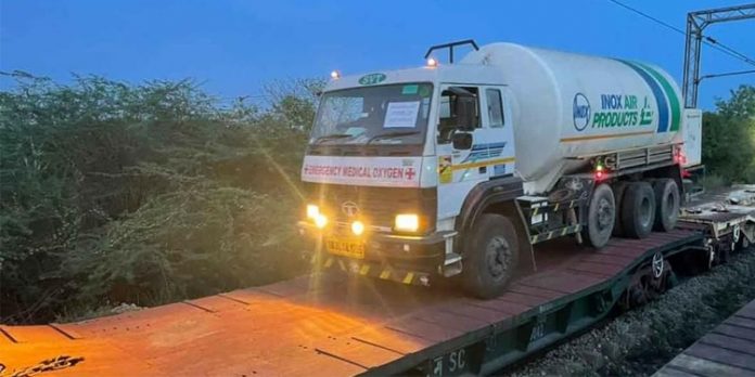 കേരളത്തിലേക്കുള്ള ആദ്യ ഓക്സിജൻ എക്സ് പ്രസ് പുലർച്ചെ എത്തും കേരളത്തിലേക്കുള്ള ആദ്യ ഓക്സിജൻ എക്സ് പ്രസ് പുലർച്ചെ എത്തും