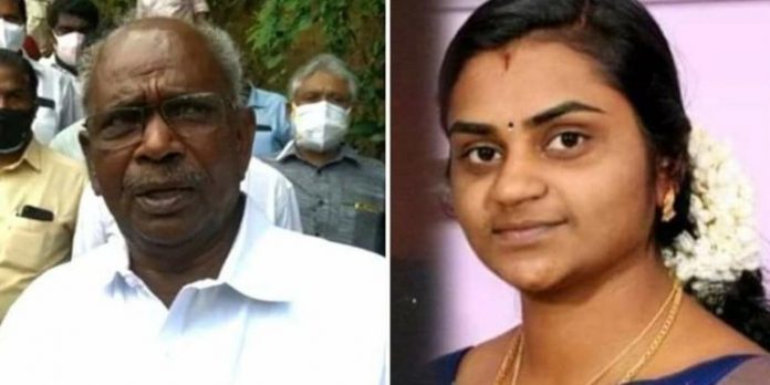 സൗമ്യയുടെ വീട് സന്ദർശിച്ച് എം.എം മണി ; മൃതദേഹം നാട്ടിലെത്തിക്കാൻ സർക്കാർ ഇടപെടുന്നുണ്ടെന്നും മന്ത്രി സൗമ്യയുടെ വീട് സന്ദർശിച്ച് എം.എം മണി ; മൃതദേഹം നാട്ടിലെത്തിക്കാൻ സർക്കാർ ഇടപെടുന്നുണ്ടെന്നും മന്ത്രി