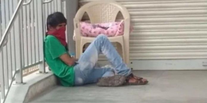 ഭാര്യ കൊവിഡ് വാർഡിൽ ; അഞ്ച് ദിവസം മാത്രം പ്രായമുള്ള കുഞ്ഞുമൊത്ത് യുവാവ് പുറത്ത് ഭാര്യ കൊവിഡ് വാർഡിൽ ; അഞ്ച് ദിവസം മാത്രം പ്രായമുള്ള കുഞ്ഞുമൊത്ത് യുവാവ് പുറത്ത്