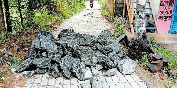 പോക്കറ്റ് റോഡ് നാലുവട്ടം അടച്ചു – നാലുതവണയും പൊളിച്ചു ; ഒടുവിൽ കരിങ്കല്ല് നിരത്തി പോലീസ് പോക്കറ്റ് റോഡ് നാലുവട്ടം അടച്ചു – നാലുതവണയും പൊളിച്ചു ; ഒടുവിൽ കരിങ്കല്ല് നിരത്തി പോലീസ്
