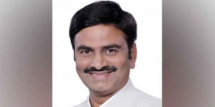 ആന്ധ്രപ്രദേശ് എംപി രഘു രാമ കൃഷ്ണരാജു രാജ്യദ്രോഹക്കുറ്റത്തിന് അറസ്റ്റിൽ ആന്ധ്രപ്രദേശ് എംപി രഘു രാമ കൃഷ്ണരാജു രാജ്യദ്രോഹക്കുറ്റത്തിന് അറസ്റ്റിൽ
