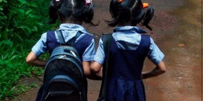 കുട്ടികൾക്കുള്ള കൈത്തറി യൂണിഫോം തയ്യാർ ; പാഠപുസ്തക വിതരണം തുടരുന്നു കുട്ടികൾക്കുള്ള കൈത്തറി യൂണിഫോം തയ്യാർ ; പാഠപുസ്തക വിതരണം തുടരുന്നു