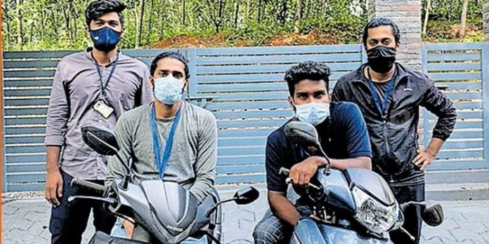 ലോക്ക്ഡൗണിൽ ജോലി പോയി ; യുവാക്കൾക്കു മറുവഴിയായി ഹോം ഡെലിവറി ലോക്ക്ഡൗണിൽ ജോലി പോയി ; യുവാക്കൾക്കു മറുവഴിയായി ഹോം ഡെലിവറി