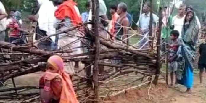 മിന്നലേറ്റ് മരിച്ച യുവാവിന്റെ മൃതദേഹം സംസ്കരിച്ചത് ചാണകക്കുഴിയിൽ ; പുനർജനിക്കുമെന്ന് ബന്ധുക്കൾ മിന്നലേറ്റ് മരിച്ച യുവാവിന്റെ മൃതദേഹം സംസ്കരിച്ചത് ചാണകക്കുഴിയിൽ ; പുനർജനിക്കുമെന്ന് ബന്ധുക്കൾ
