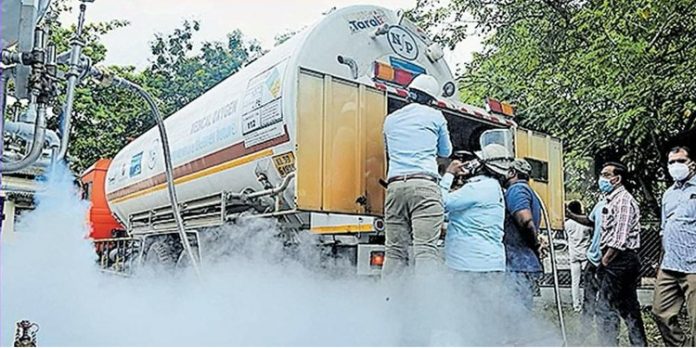 ദുരന്ത നിവാരണ നിയമ പ്രകാരം മോട്ടർ വാഹനവകുപ്പ് പിടിച്ചെടുത്ത ടാങ്കറുകളില് ഓക്സിജനെത്തിച്ചു തുടങ്ങി ദുരന്ത നിവാരണ നിയമ പ്രകാരം മോട്ടർ വാഹനവകുപ്പ് പിടിച്ചെടുത്ത ടാങ്കറുകളില് ഓക്സിജനെത്തിച്ചു തുടങ്ങി